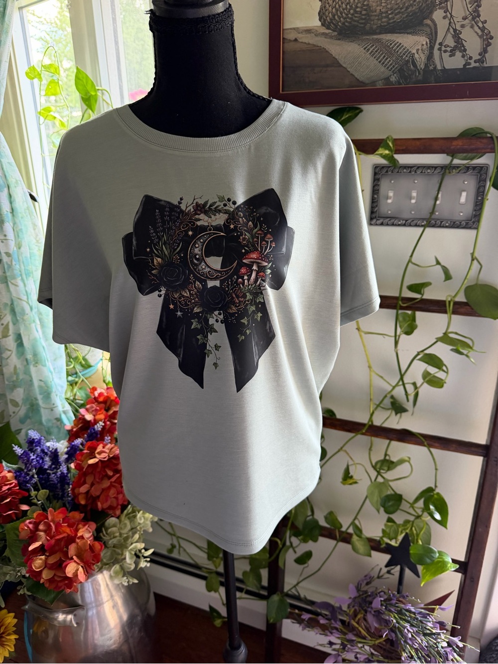 Women's Light Green Short Sleeve Graphic Tee with Decorative Halloween Design